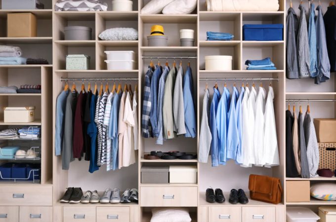 クローゼットに収納されている服や小物